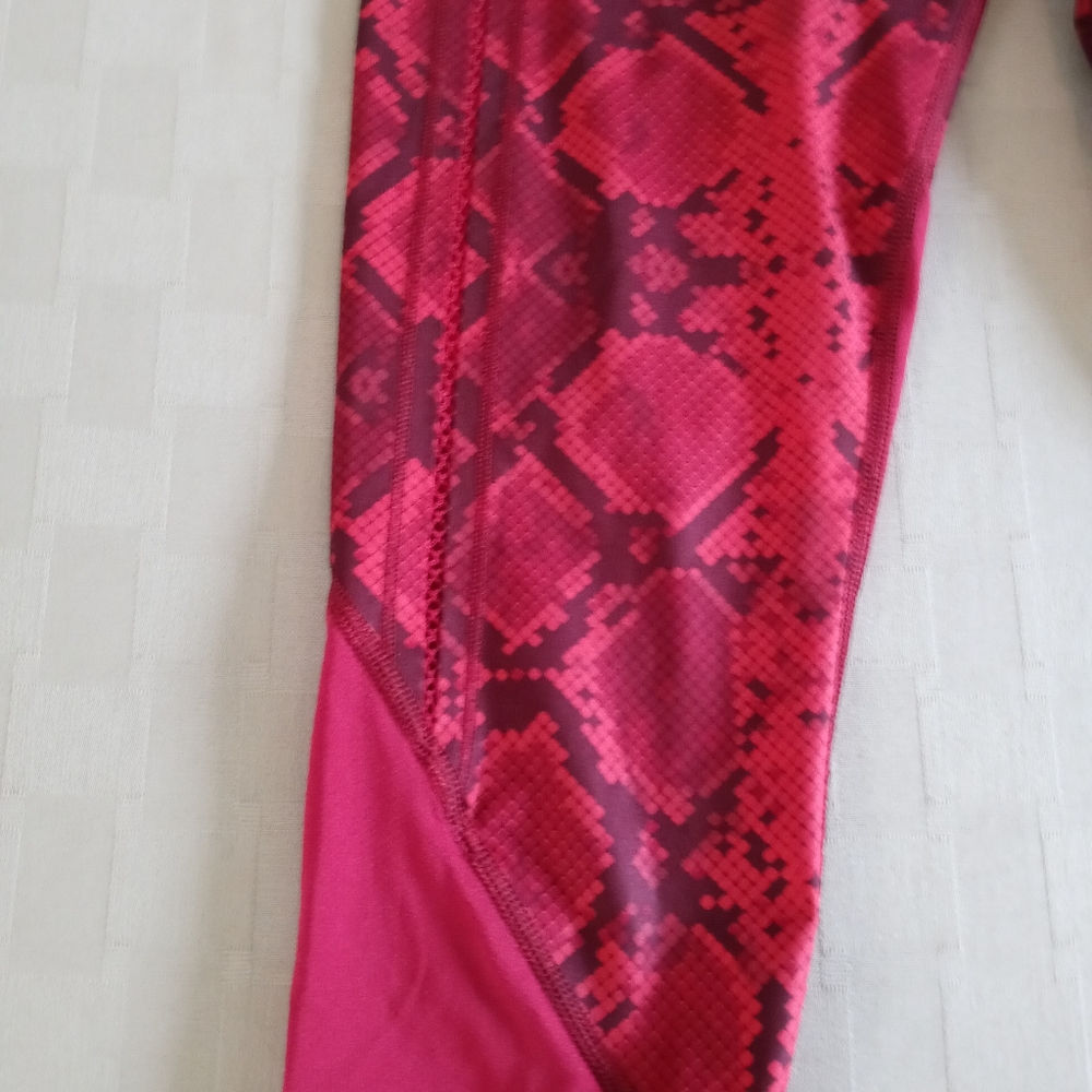 Lululemon Vent It Out Snakeskin Crop Legging - Picture 5 of 13